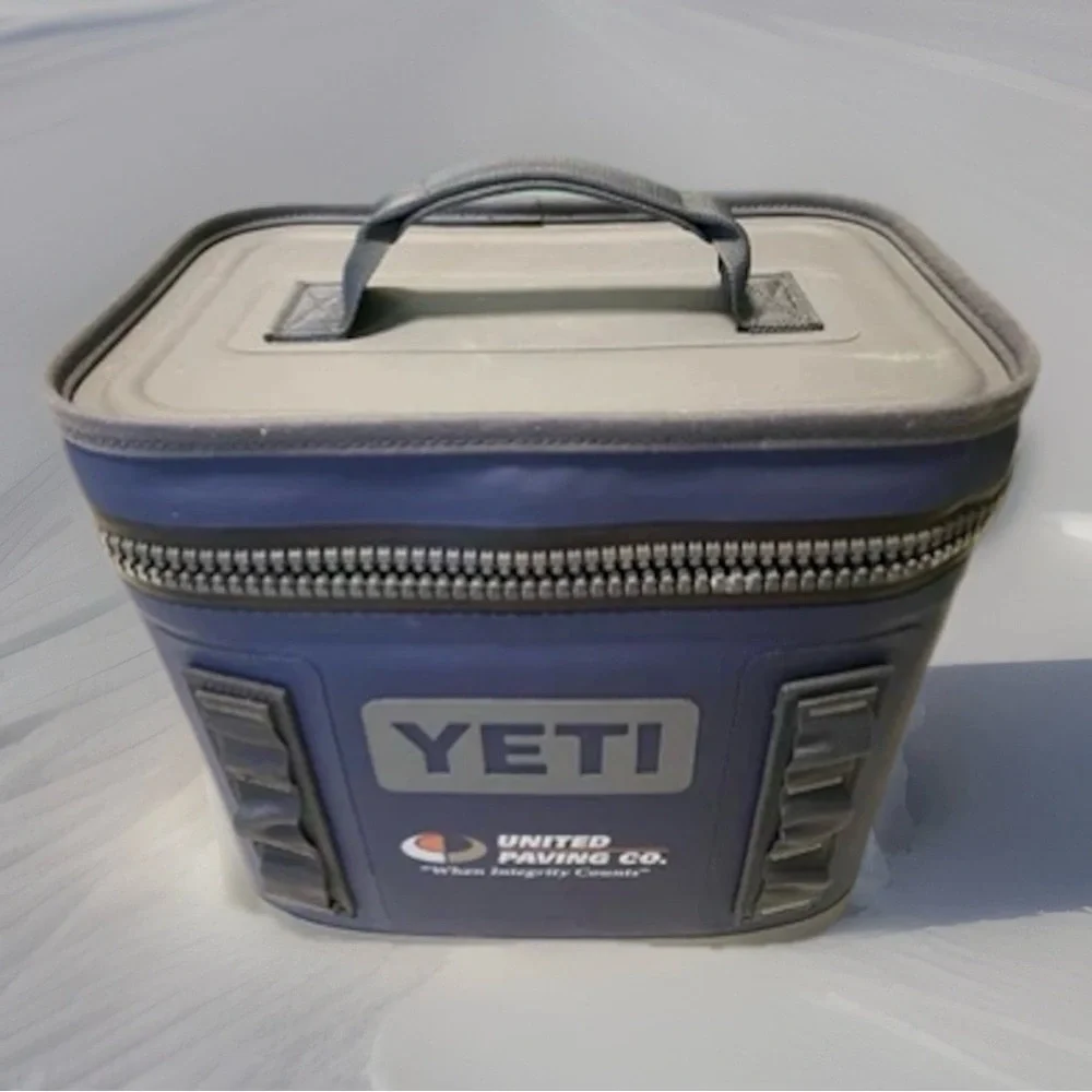 YETI Hopper Flip 8 Soft Cooler Navy 100% Leakproof NWT w Strap & Zip Lubricant - Picture 5 of 6